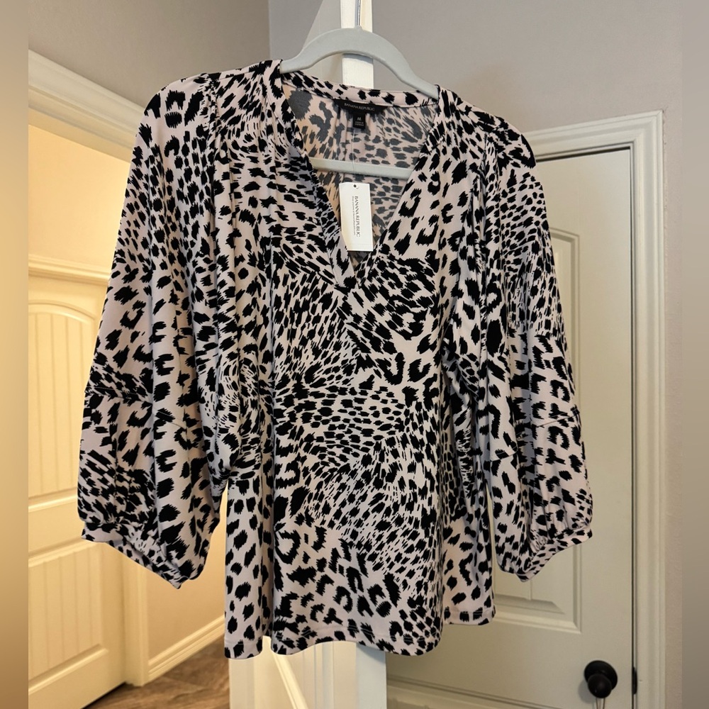 Women’s Banana Republic leopard print shirt. NWT.
